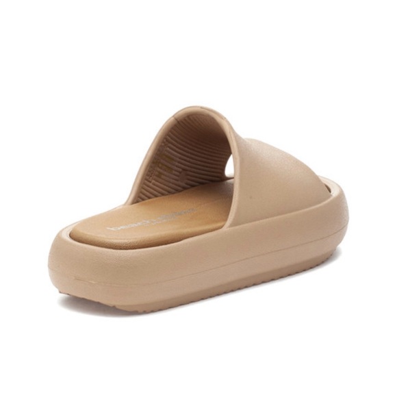 Beach Slides by J/Slides in Sand Size 7 - Picture 5 of 10